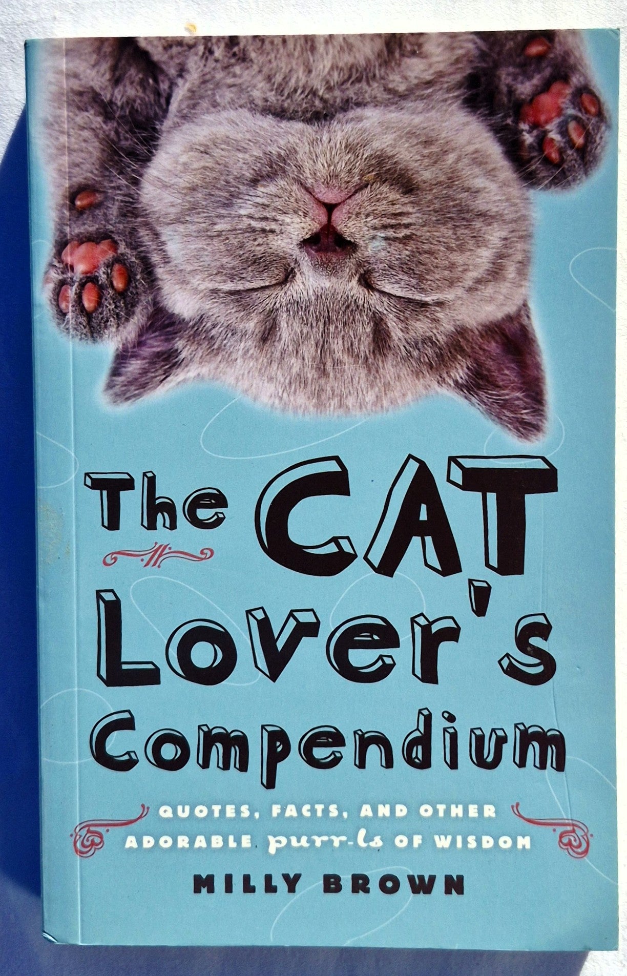 Das Katzenliebhaber-Kompendium: Zitate, Fakten und andere entzückende Schnurr-Weisheiten von Milly Brown (Sehr gut, 2018, Taschenbuch, 237 Seiten, Skyhorse Publishing)