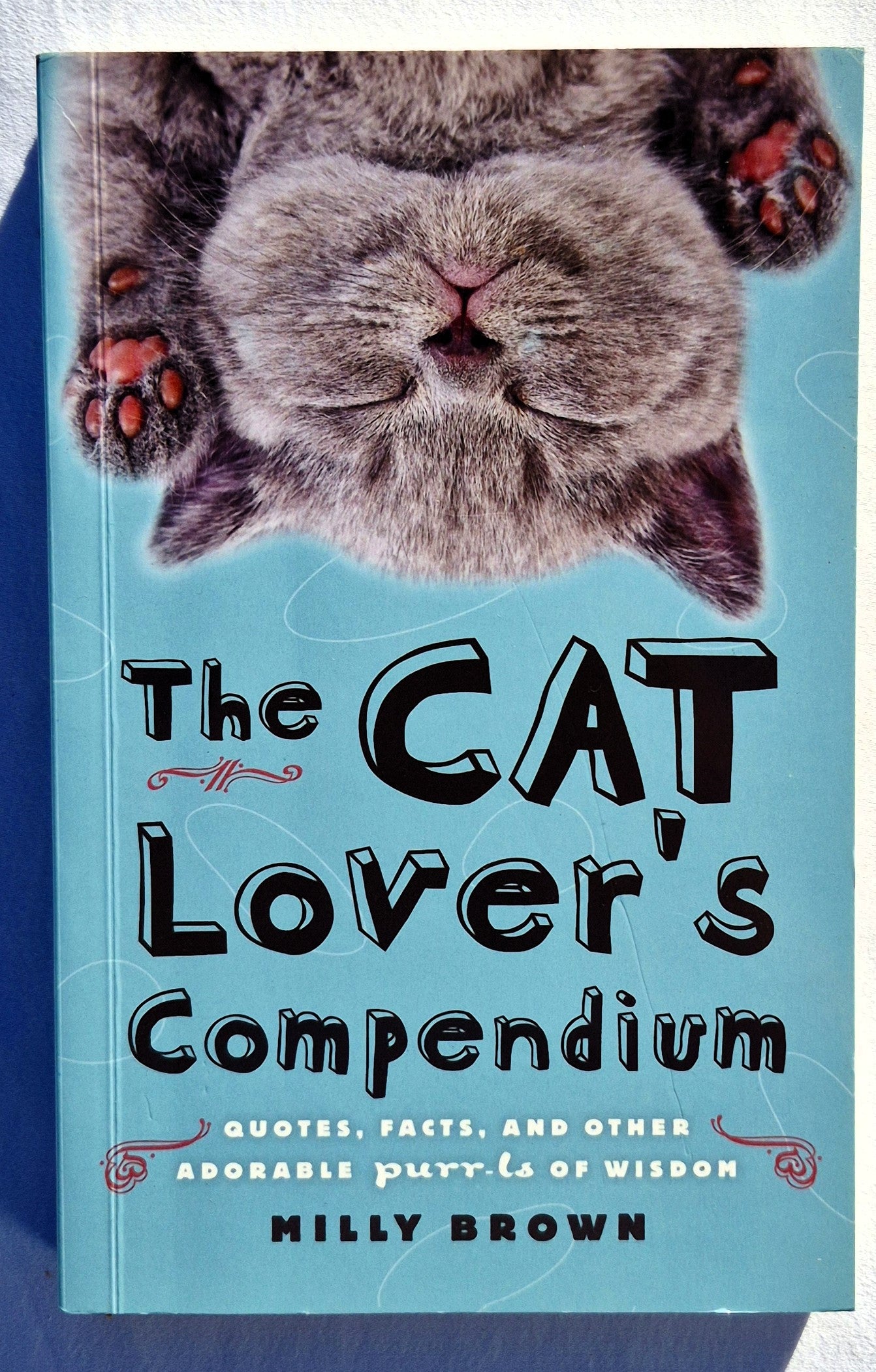 Das Katzenliebhaber-Kompendium: Zitate, Fakten und andere entzückende Schnurr-Weisheiten von Milly Brown (Sehr gut, 2018, Taschenbuch, 237 Seiten, Skyhorse Publishing)