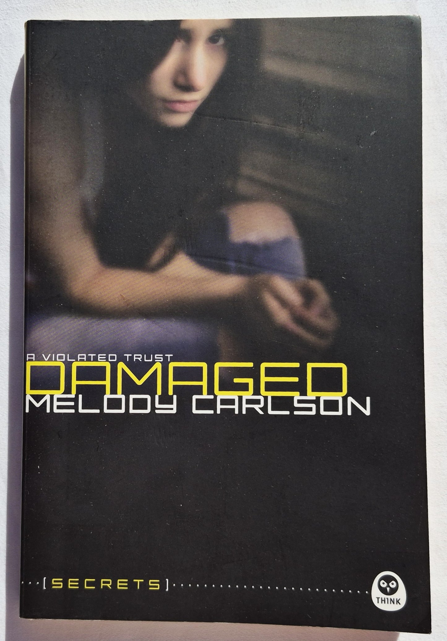 Dañado: Una confianza violada por Melody Carlson (Secrets, Muy buen estado, 2011, Rústica, 205 páginas, NavPress)