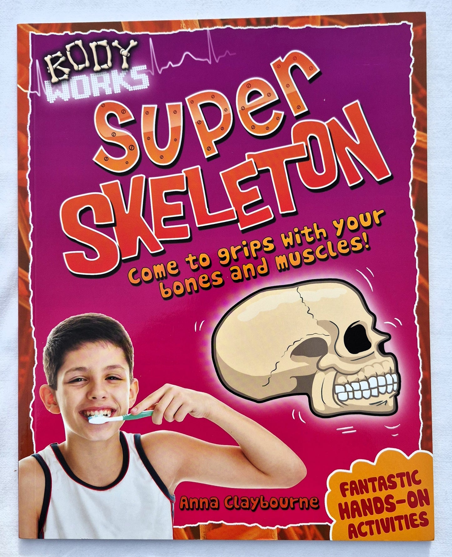 Super Skeleton: Komm deinen Knochen und Muskeln auf die Spur! von Anna Claybourne (Body Works, Neu, 2013, Taschenbuch, 32 Seiten, QEB Publishing)