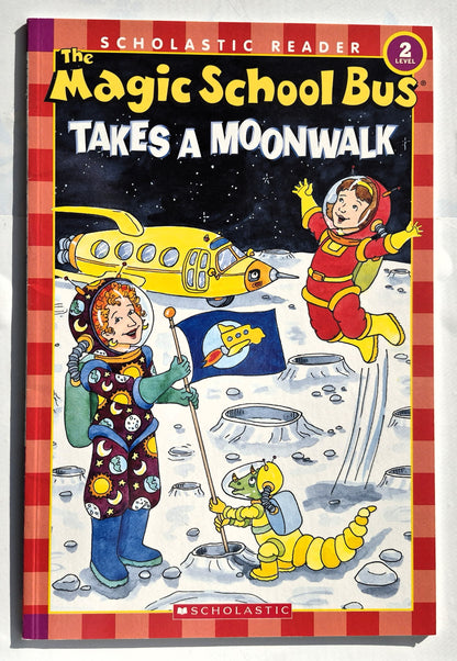The Magic School Bus Takes a Moonwalk von Joanna Cole (Neu, 2004, Taschenbuch, 32 Seiten, Scholastic)