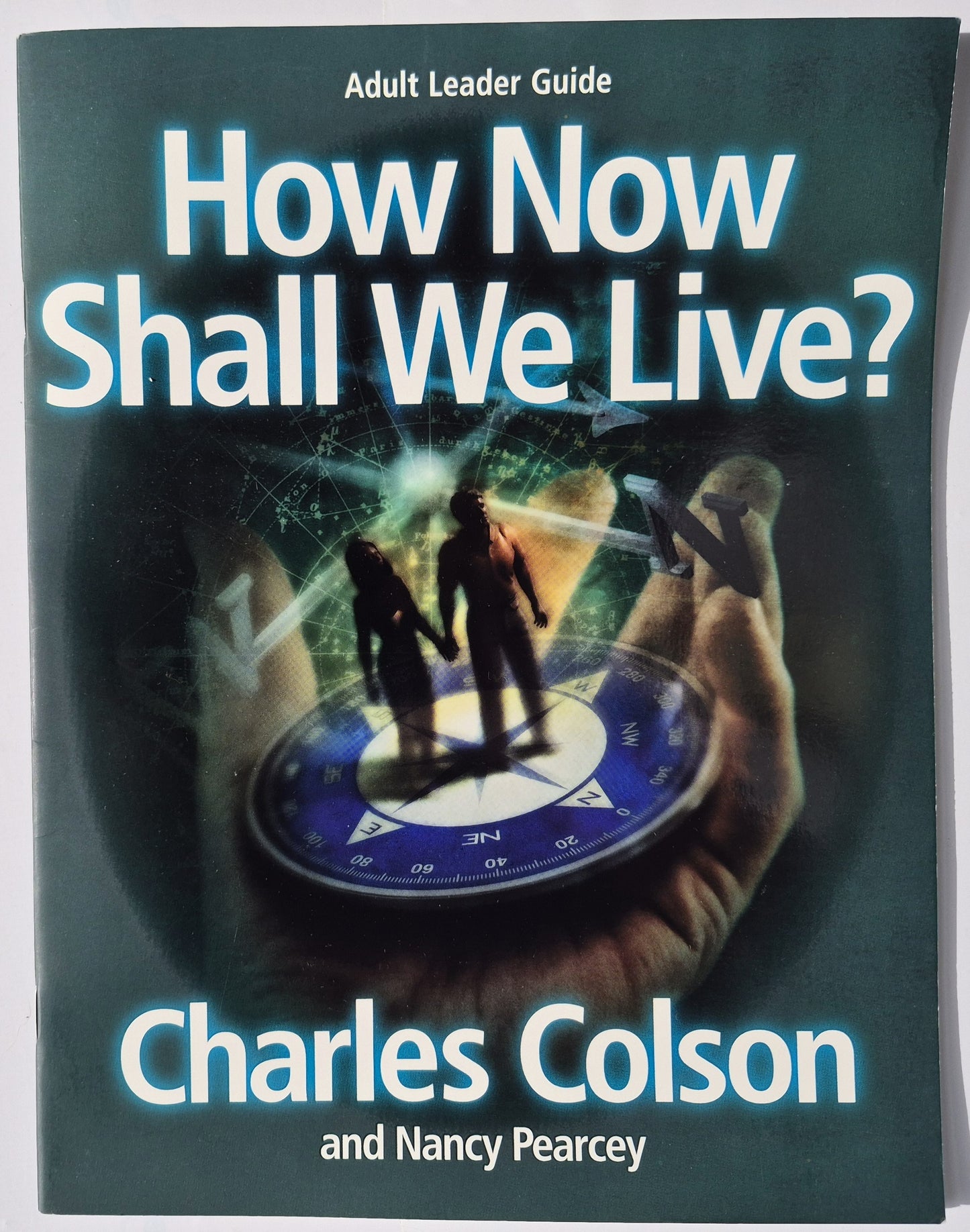 How Now Shall We Live? Adult Leader Kit von Charles Colson; Nancy Pearcy (Gut, 2000, LifeWay Church Resources)
