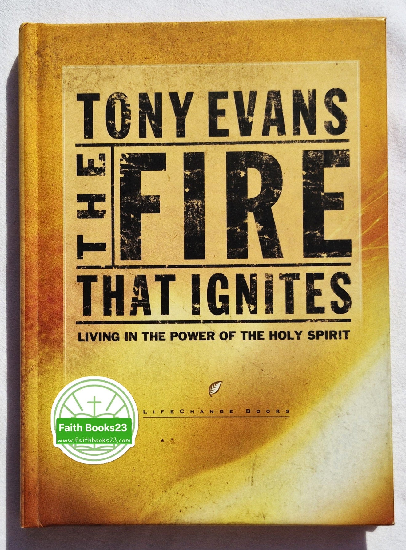 The Fire That Ignites: Living in the Power of the Holy Spirit von Tony Evans (Gut, 2003, gebunden, 95 Seiten, Multnomah)