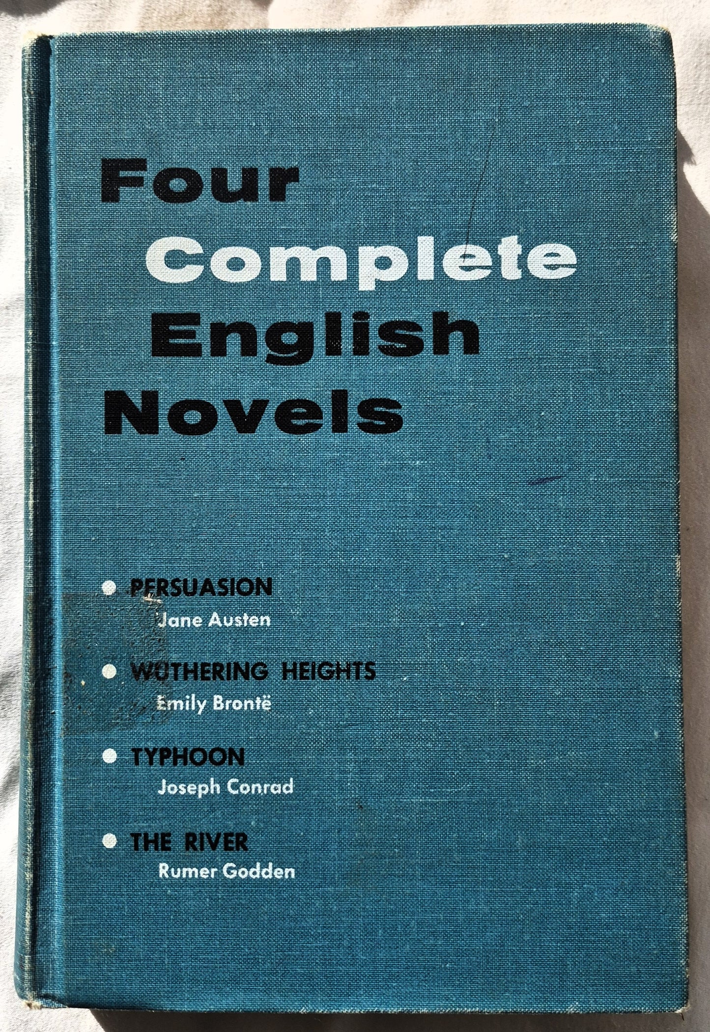 Four Complete English Novels herausgegeben von Lawrence H. Feigenbaum: Persuasion von Jane Austen; Wuthering Heights von Emily Brontë; Typhoon von Joseph Conrad; The River von Rumer Godden (Sehr gut, 1960, HC, 698 Seiten, Globe Book Co.)