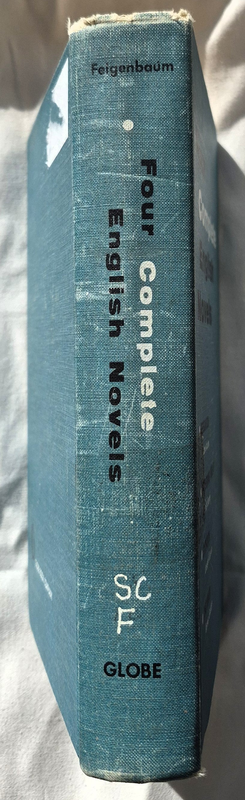 Four Complete English Novels herausgegeben von Lawrence H. Feigenbaum: Persuasion von Jane Austen; Wuthering Heights von Emily Brontë; Typhoon von Joseph Conrad; The River von Rumer Godden (Sehr gut, 1960, HC, 698 Seiten, Globe Book Co.)