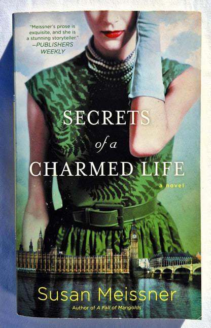Secrets of a Charmed Life von Susan Meissner (Sehr gut, 2015, Pbk, 416 Seiten, New American Library)