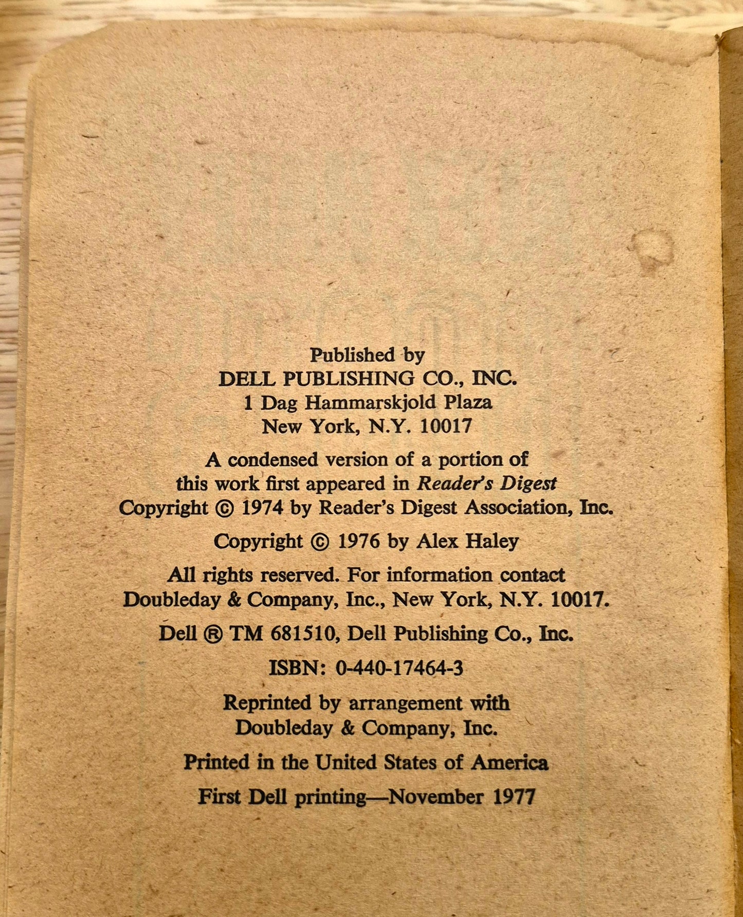 Wurzeln: Die Saga einer amerikanischen Familie von Alex Haley (Akzeptabel, 1977, Taschenbuch, 729 Seiten, Dell)