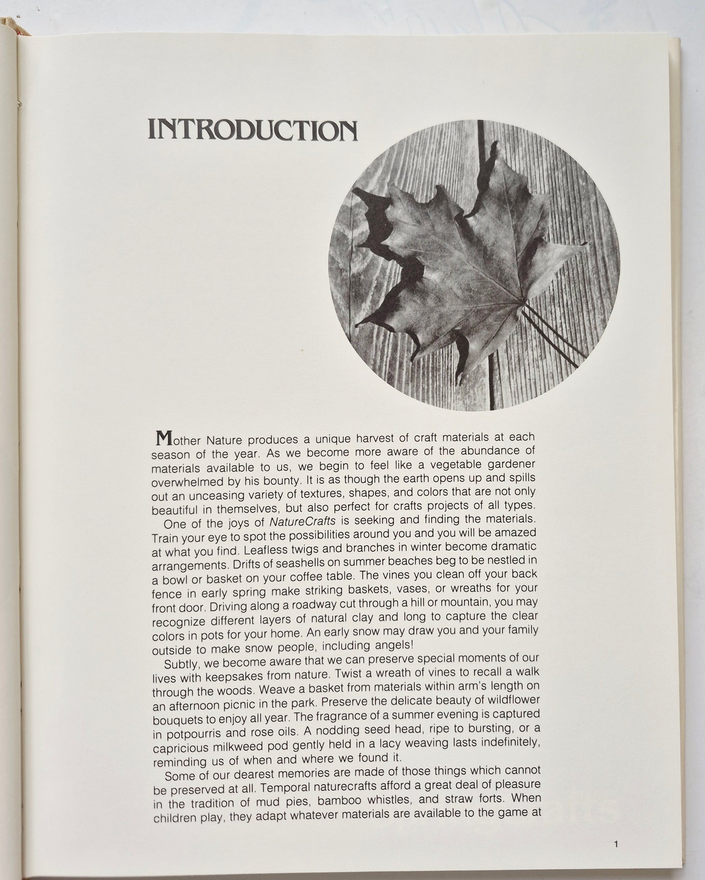 NatureCrafts: Seasonal Project from Natural Materials by Mary Elizabeth Johnson; Katherine Pearson (Very good, 1980, HC, 154 pgs, Oxmoor House)