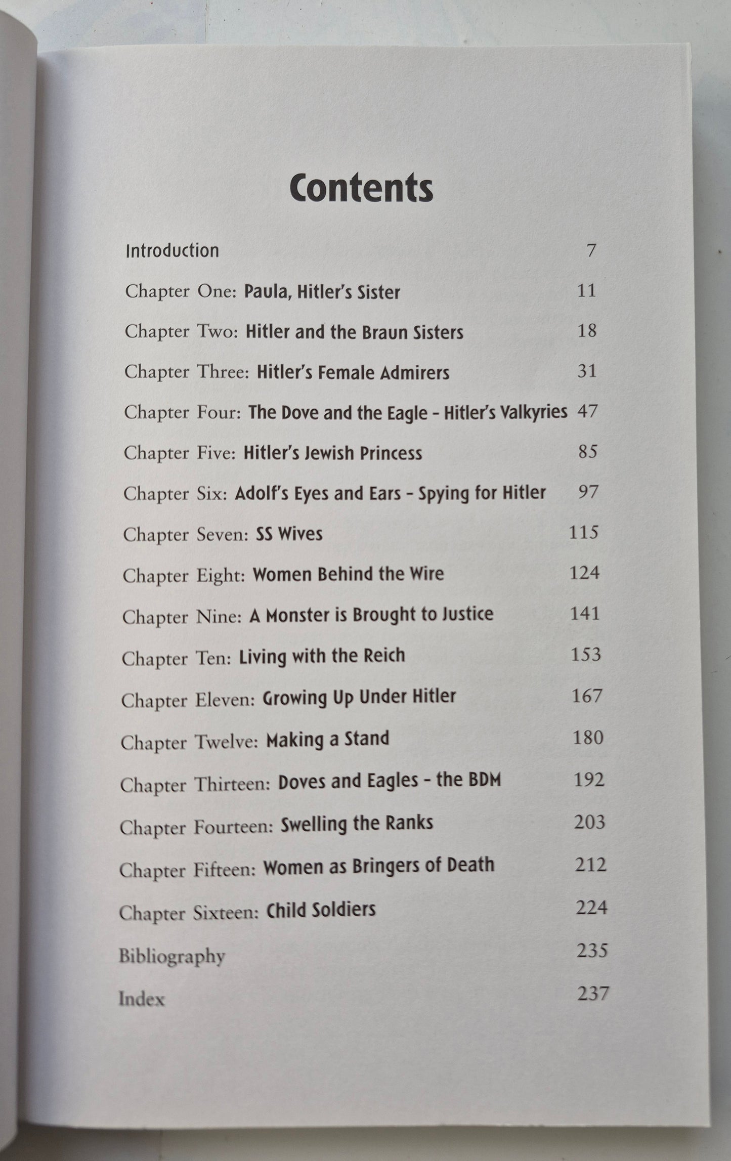 Nazi Women of the Third Reich: Serving the Swastika von Paul Roland (Sehr gut, 2018, Taschenbuch, 256 Seiten, Arcturus Pub.)