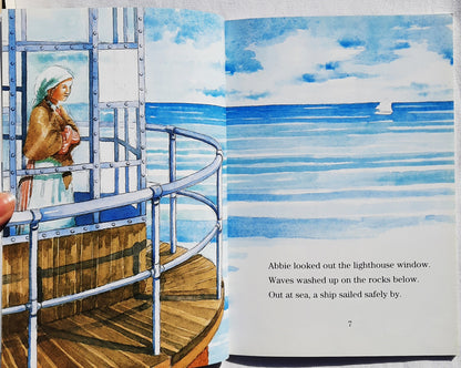 Keep the Lights Burning, Abbie by Peter & Connie Roop (Like New, 1985, Pbk, 40 pages, First Avenue Editions)