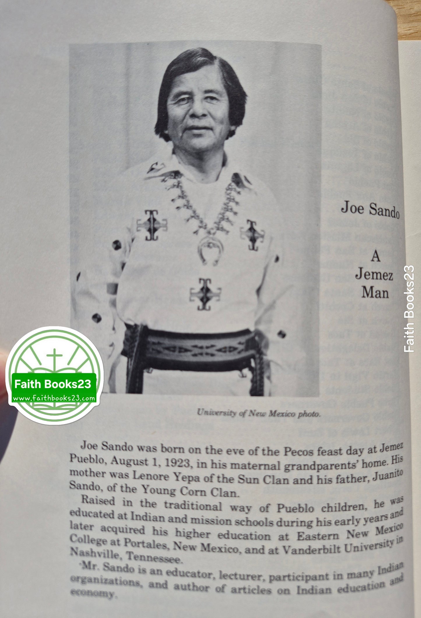 The Pueblo Indians von Joe S. Sando (Gut, 1976, Brosch., 248 Seiten, The Indian Historian Press)