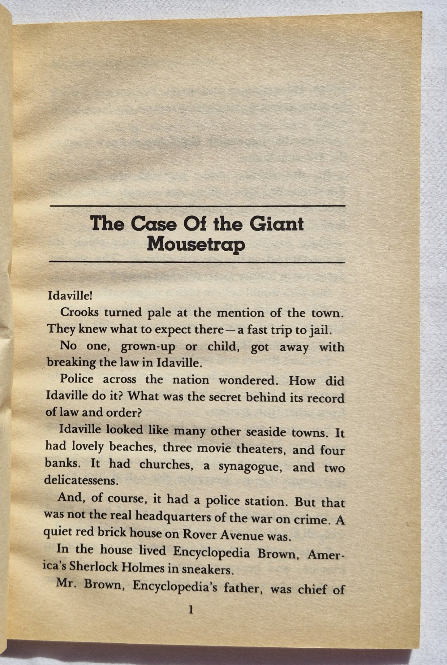 Encyclopedia Brown Carries On von Donald J. Sobol (Gut, 1980, Taschenbuch, 62 Seiten, Scholastic)
