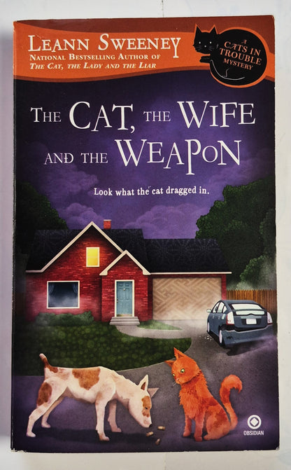 The Cat, the Wife, and the Weapon von Leann Sweeney (Cats in Trouble Mystery #4, Sehr gut, 2012, TB, 288 Seiten, Penguin Books)
