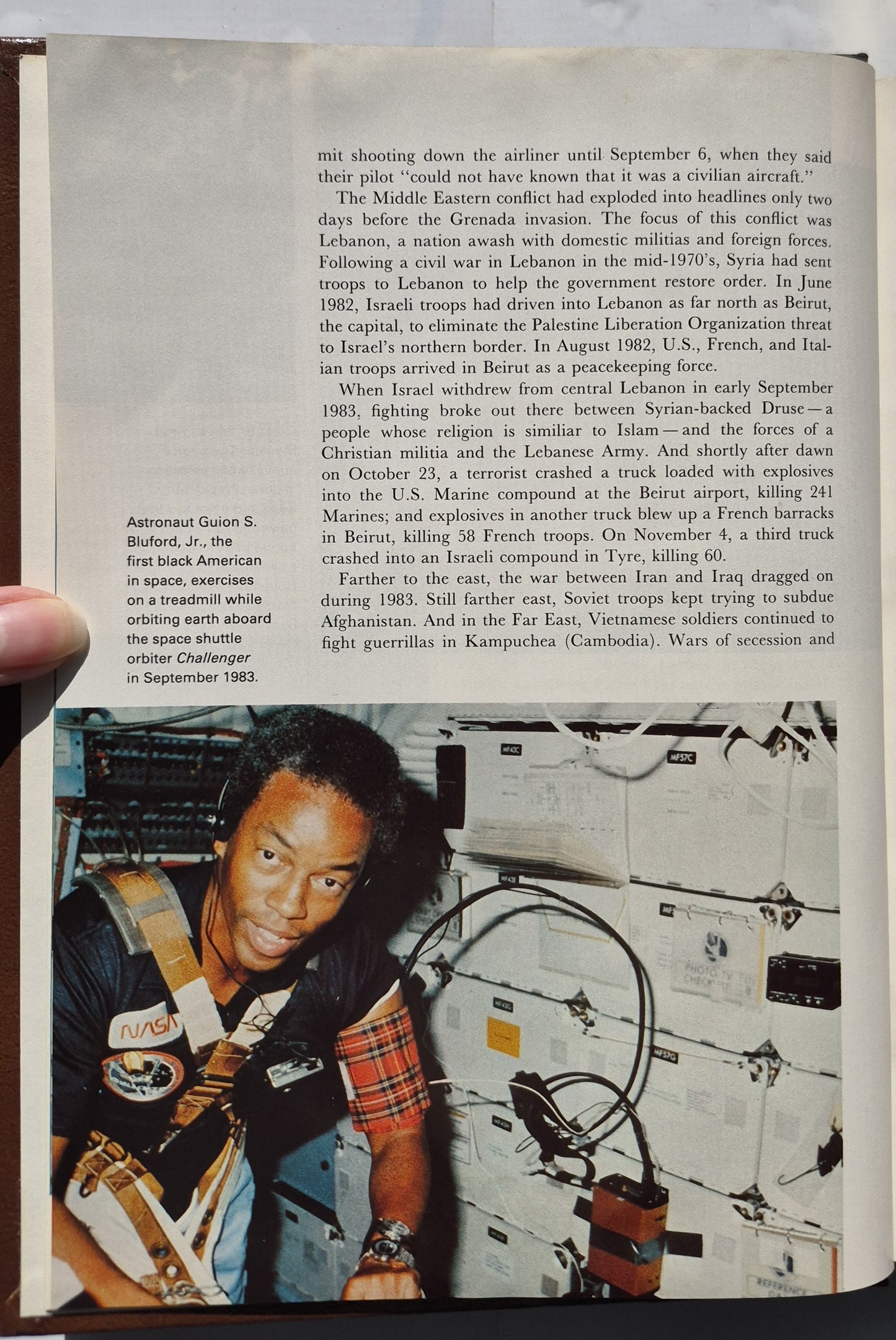 The 1984 World Book Year Book editor William H. Nault (Sehr gut, 1984, HC, 608 Seiten, World Book-Childcraft)
