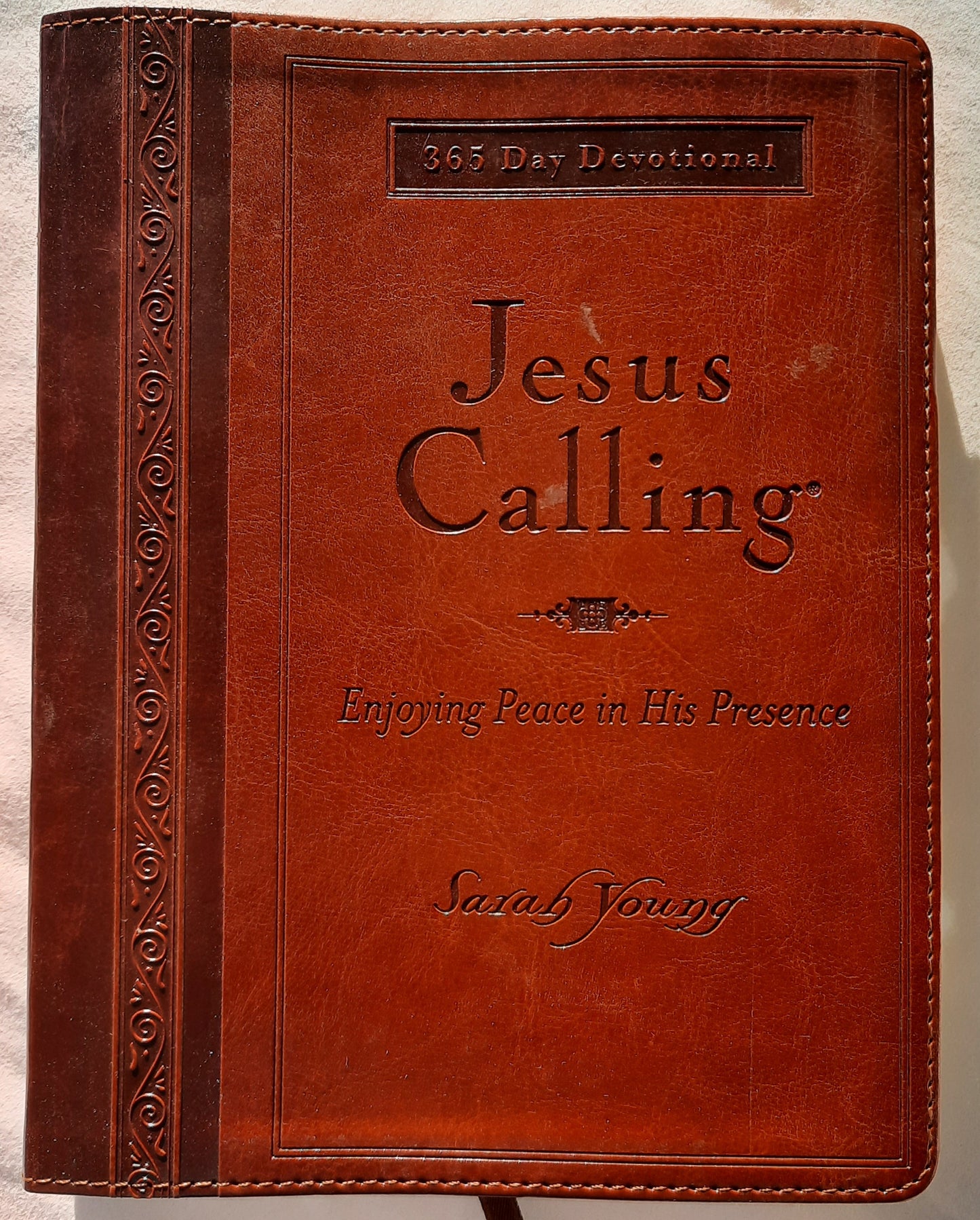 Jesus Calling Large Print by Sarah Young (Good, 2011, Imitation Leather, 382 pages, Thomas Nelson)